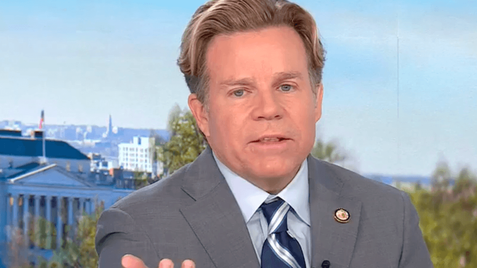 نماینده جمهوری‌خواه کنگره با عجله فرار می‌کند زیرا اعضای پانل CNN بر بهانه‌های او برای رسوایی ترامپ-اپستین حمله می‌کنند