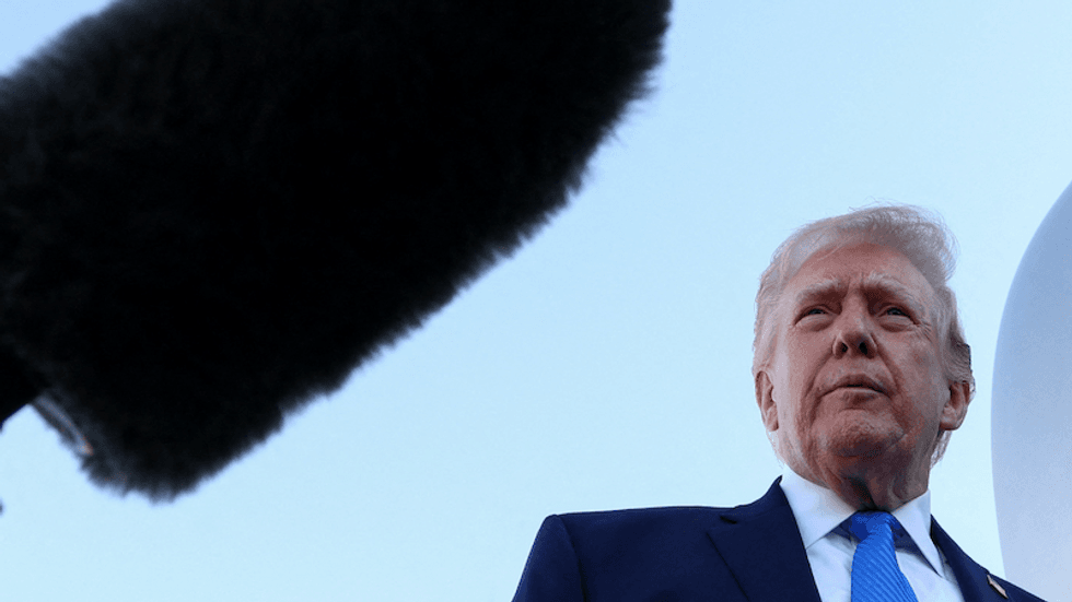 Trump divagă despre agrafe în timp ce o întrebare despre ICE îl trimite într-o anecdotă bizară