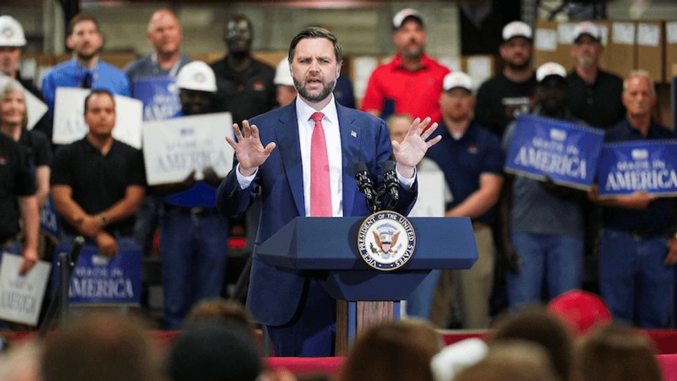Comically unprepared JD Vance shamed by local columnist after clumsy campaign stop