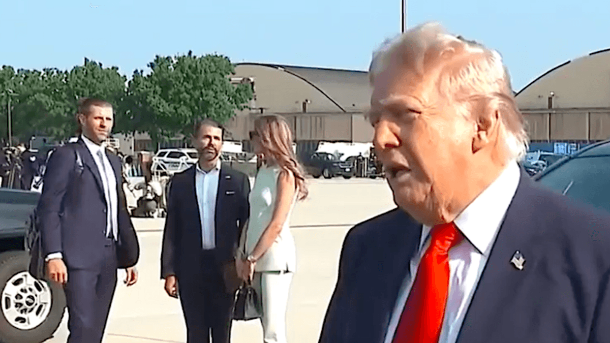 CNN host instantly busts Trump's money claim by pointing out who's right behind him