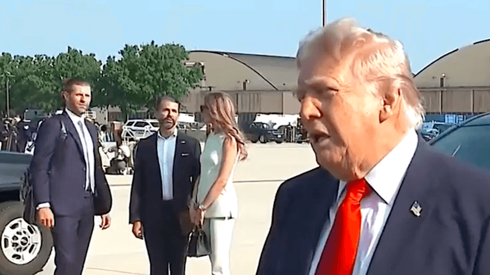 CNN host instantly busts Trump's money claim by pointing out who's right behind him
