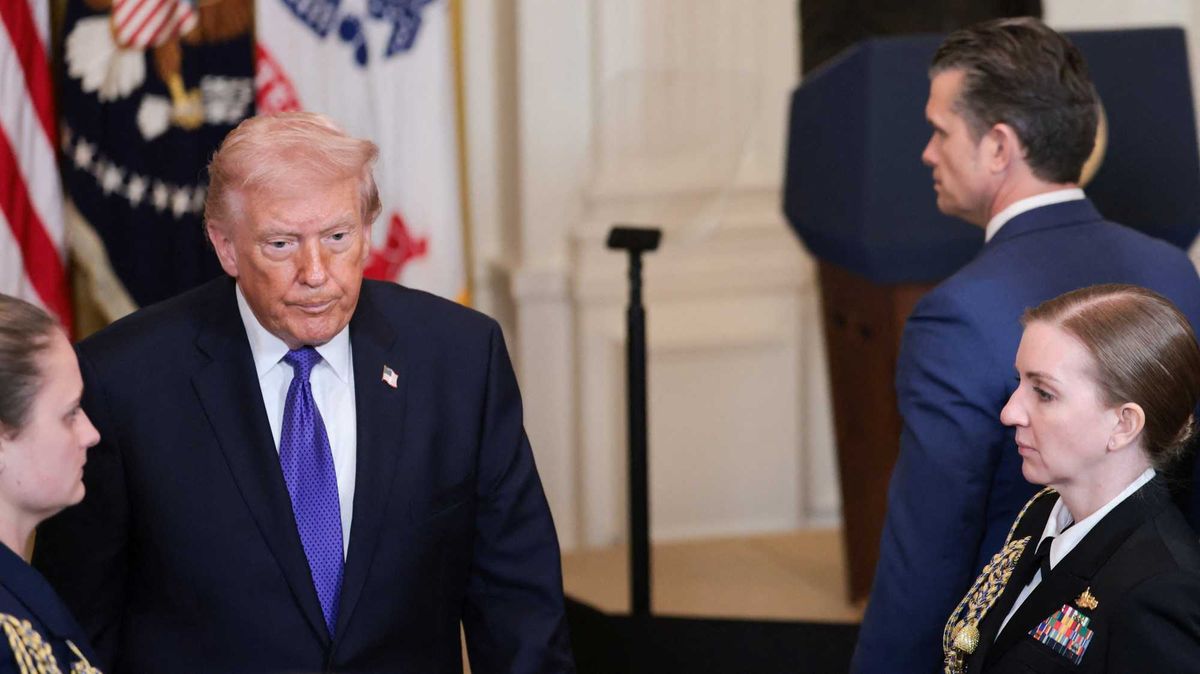 Trump baffles as he goes off script during Medal of Honor ceremony