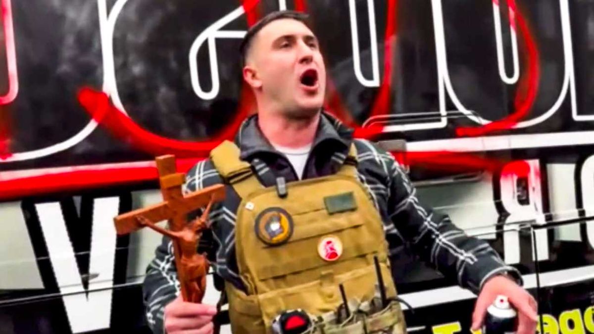 'They're outbreeding our women!' Pardoned J6er leads anti-Muslim protest for 'white race'