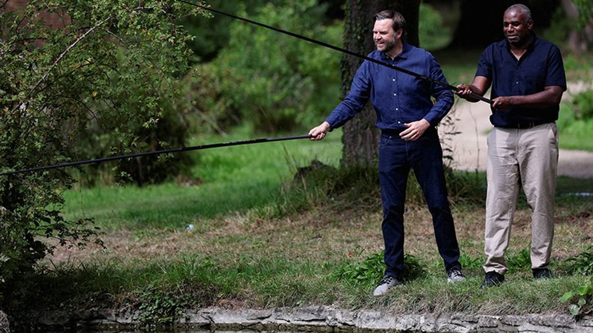 ‘Excruciating’: JD Vance’s golf outing at Trump course takes an ‘embarrassing turn’