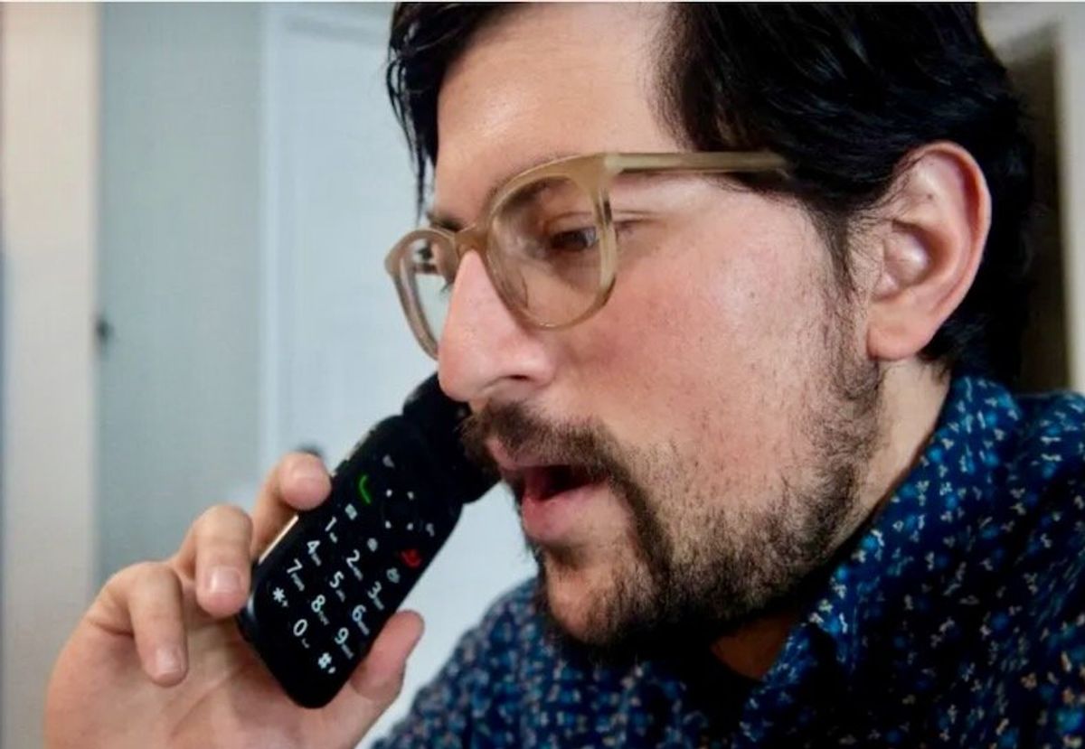 'Dumbphone' fans disconnect in face of smartphone dominance