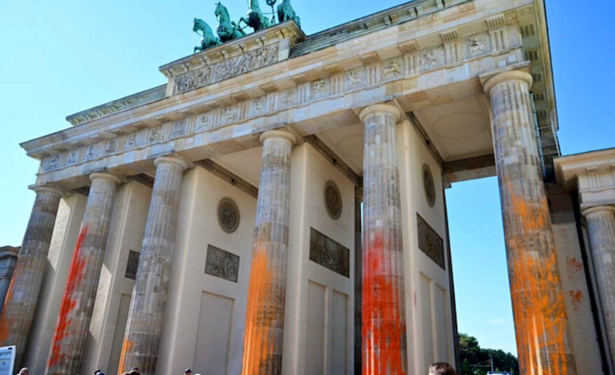 Climate activists spray Berlin's Brandenburg Gate
