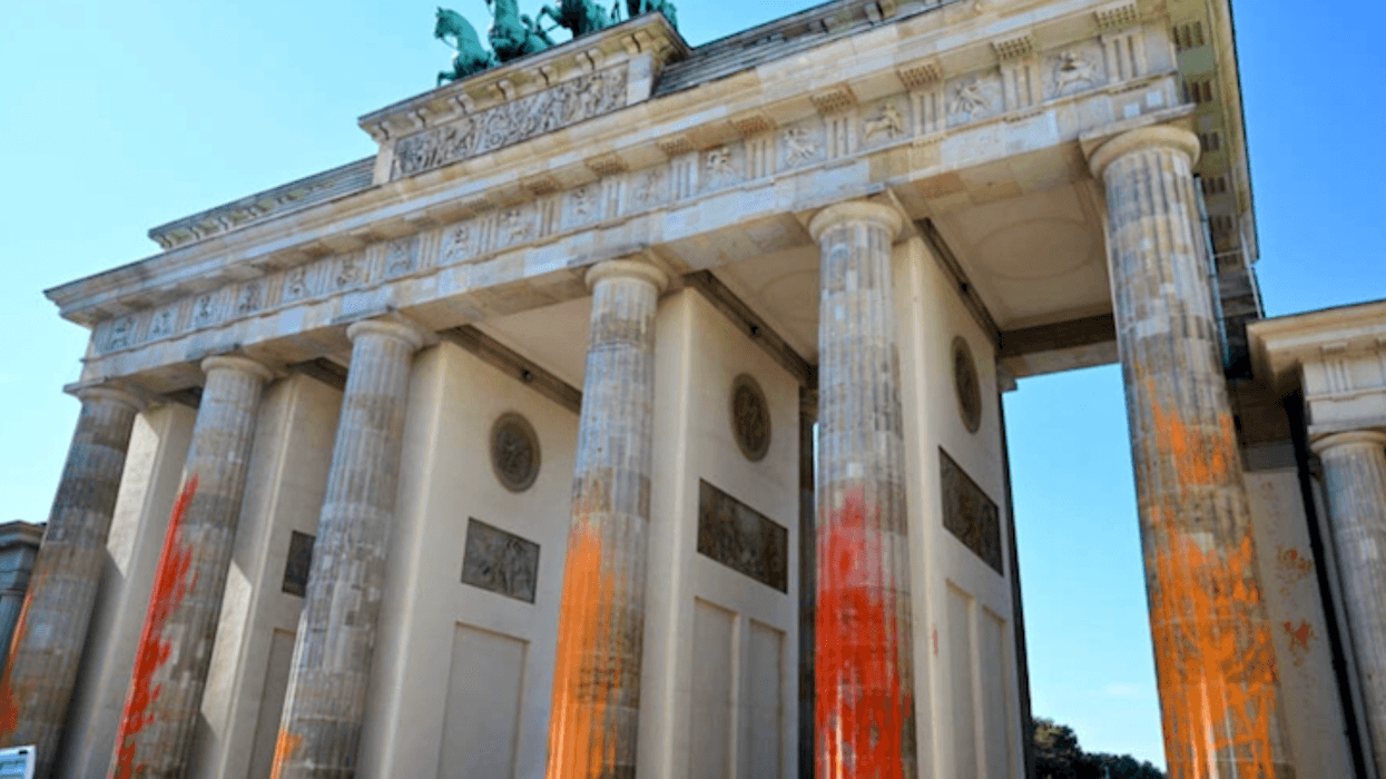 Climate activists spray Berlin's Brandenburg Gate