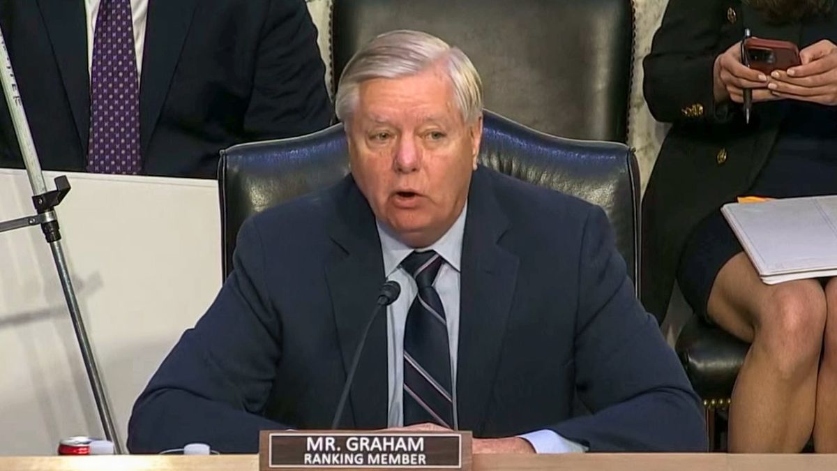 Desperate Lindsey Graham invokes Ruth Bader Ginsburg as he struggles to defend Clarence Thomas at hearing