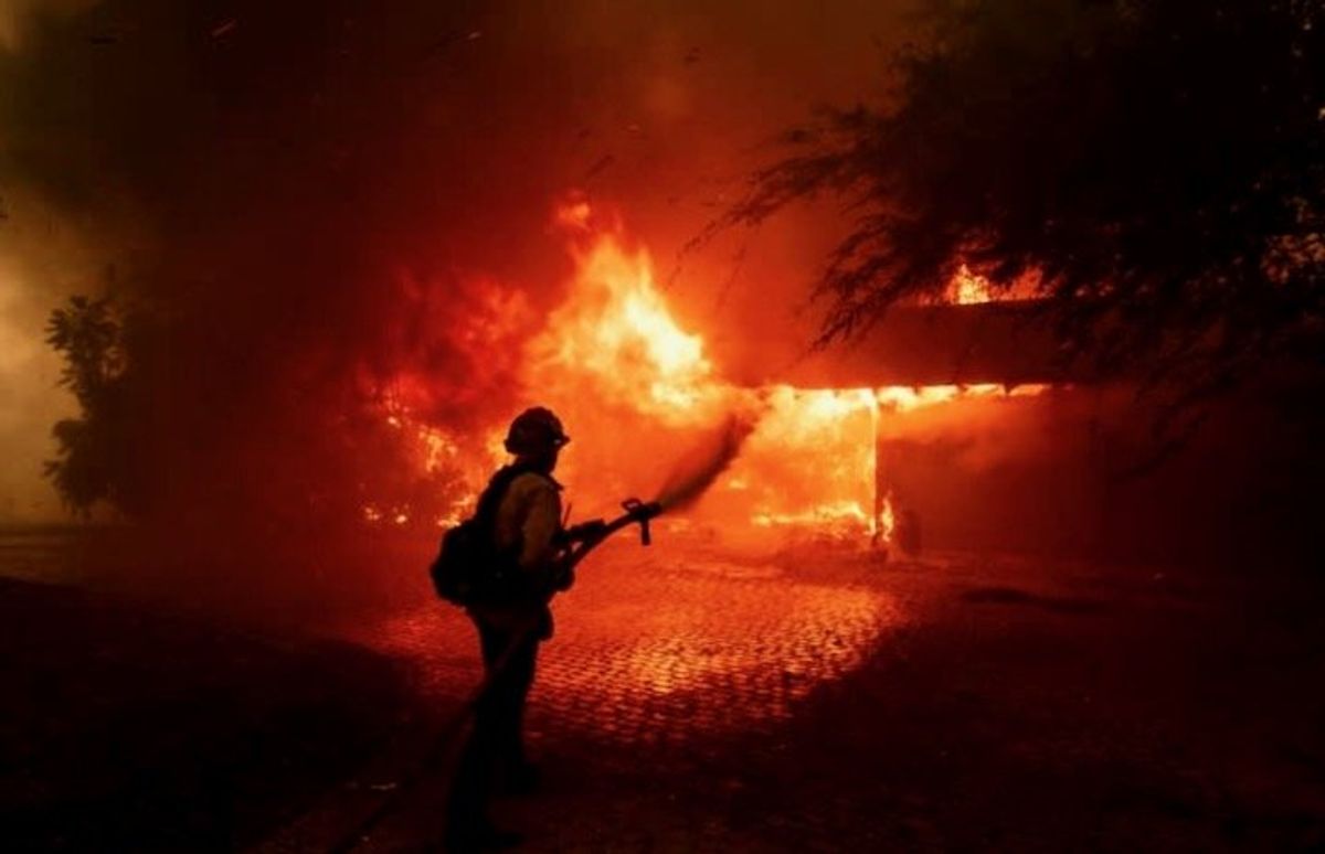 Thousands told to flee wildfire near Los Angeles