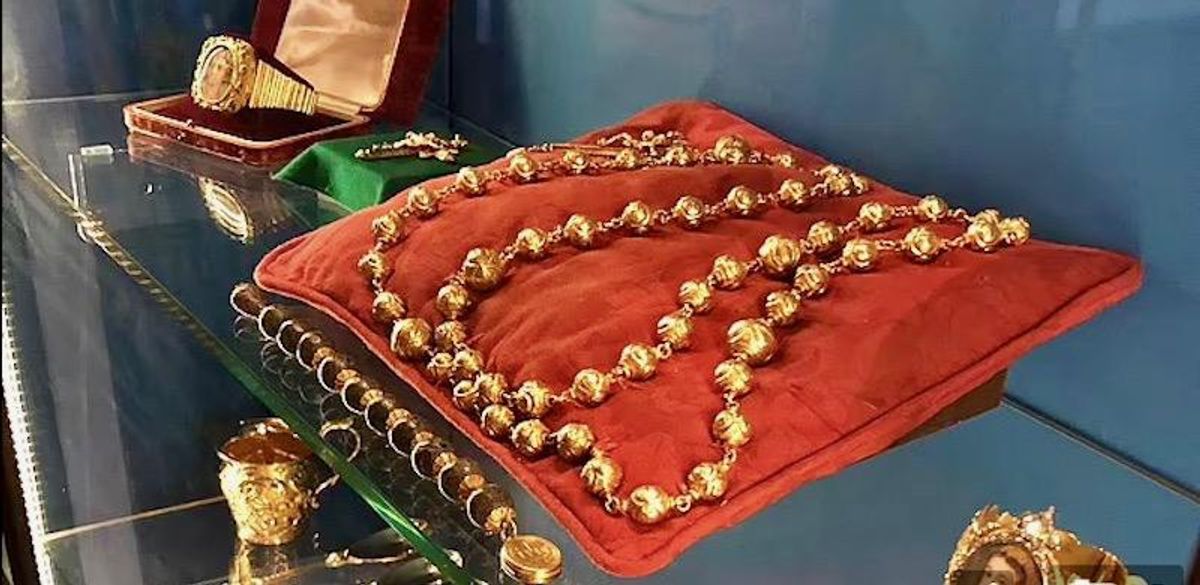 Mary Queen of Scots' gold rosary beads stolen in castle raid
