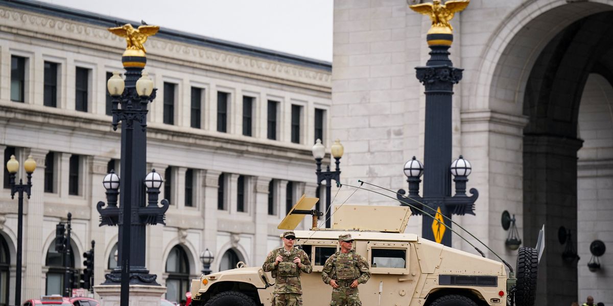 'Deadly stain': Onlookers crack up as agent complains Sandwich Guy made his uniform smell
