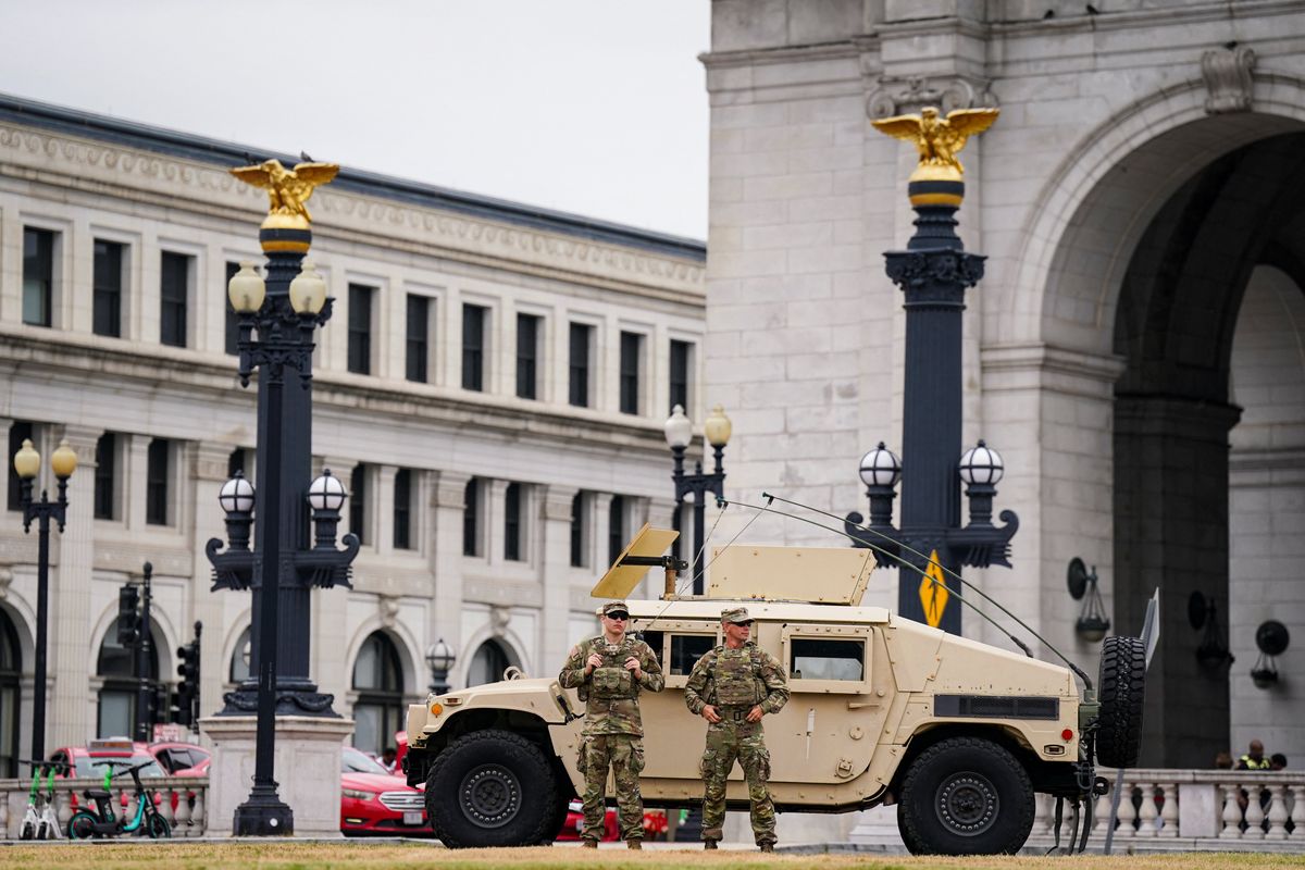 'Deadly stain': Onlookers crack up as agent complains Sandwich Guy made his uniform smell