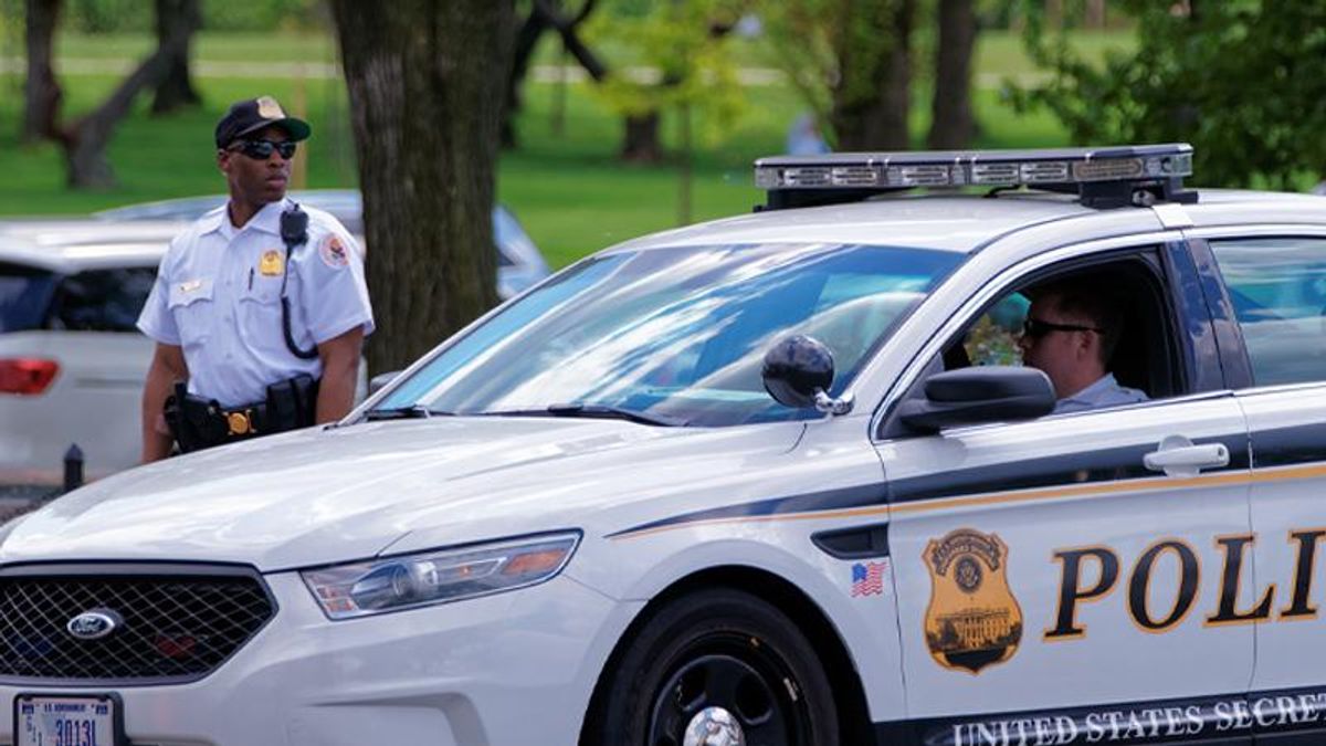 Trump-loving cop undermined legitimate probe into death of DNC staffer Seth Rich: report