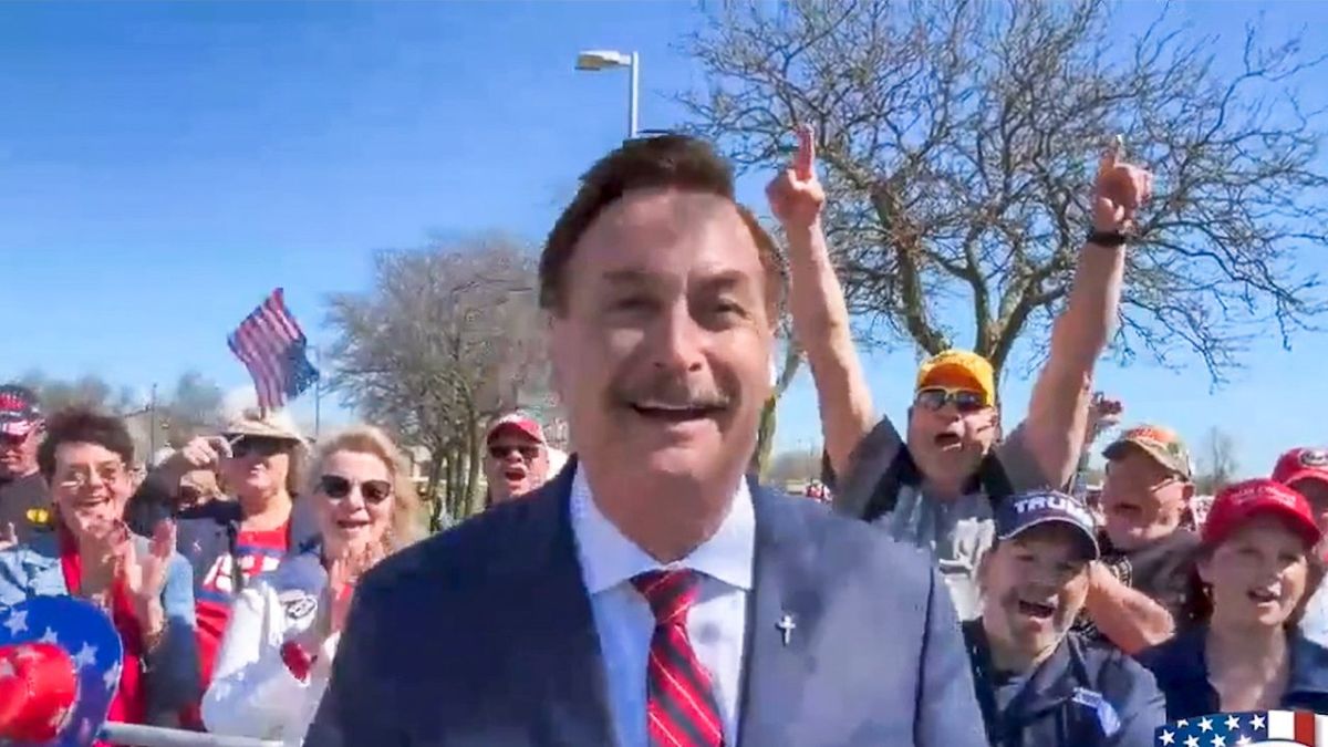 'Use that promo code!' Mike Lindell uses Trump rally to charge $16 for 'free' pillows