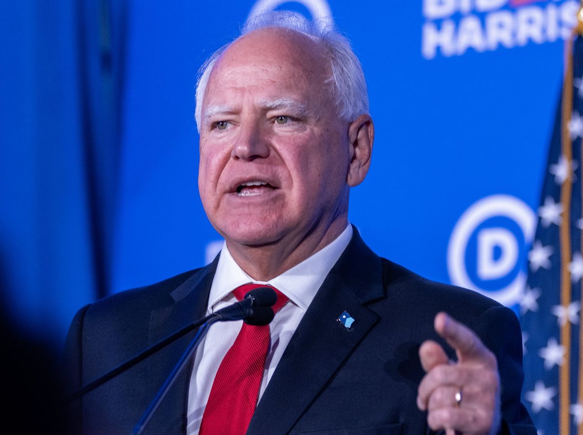 Tim Walz's family sobs as he takes the stage at DNC Raw Story