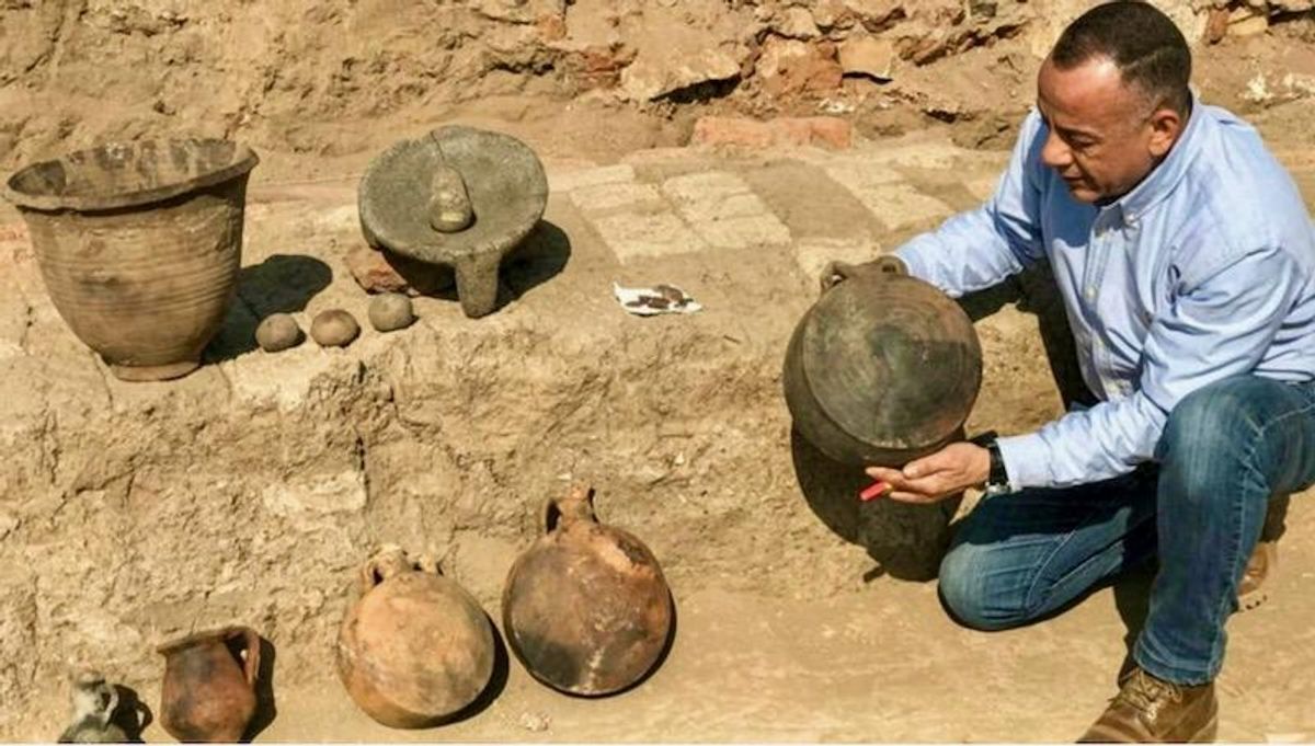 Egypt archaeologists uncover 'complete' Roman city