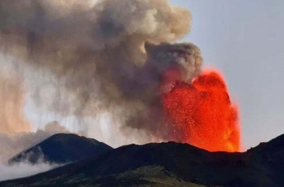 Flights suspended in Sicily's Catania as volcano erupts