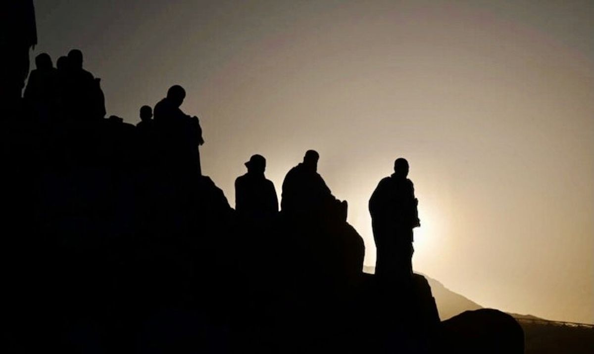 As temperatures climb, pilgrims ascend Mount Arafat in hajj climax