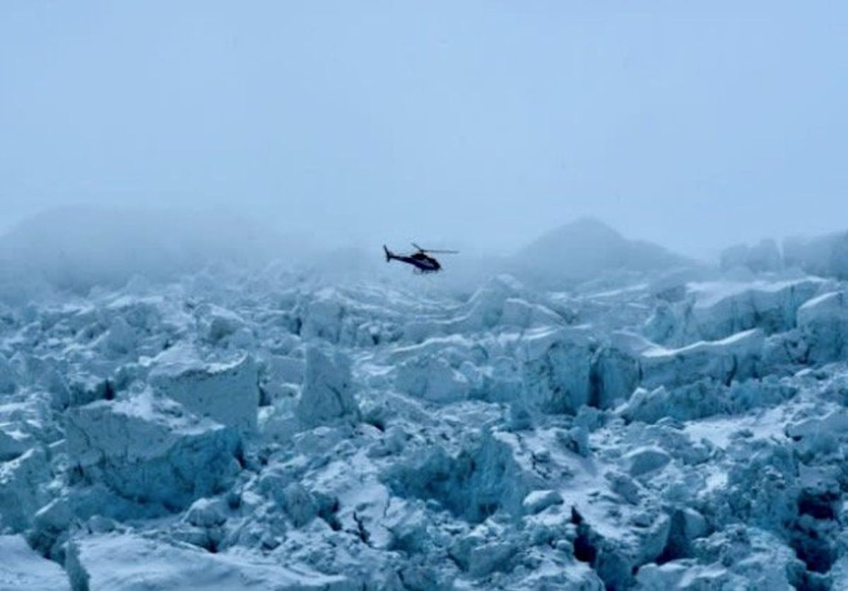 Nepal resumes rescue helicopter flights to Mount Everest