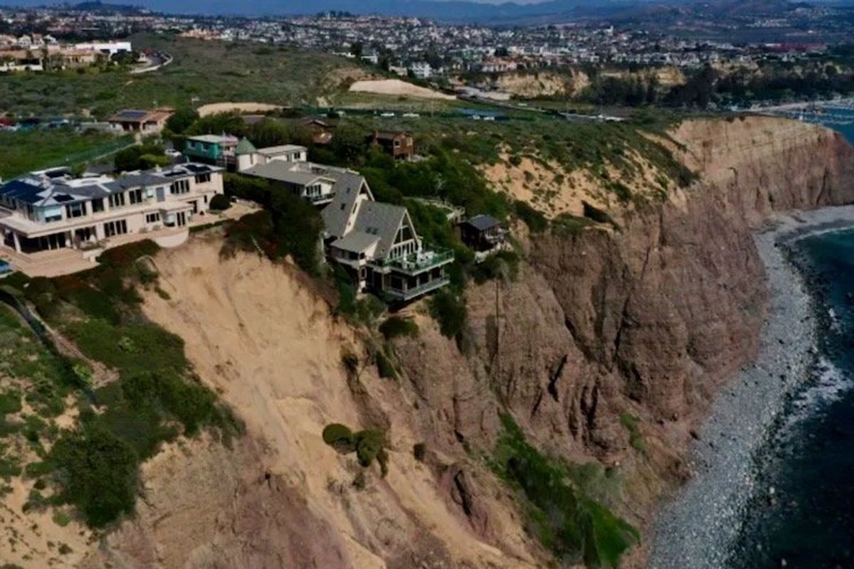 On edge: Cliff collapse leaves pricey California homes teetering