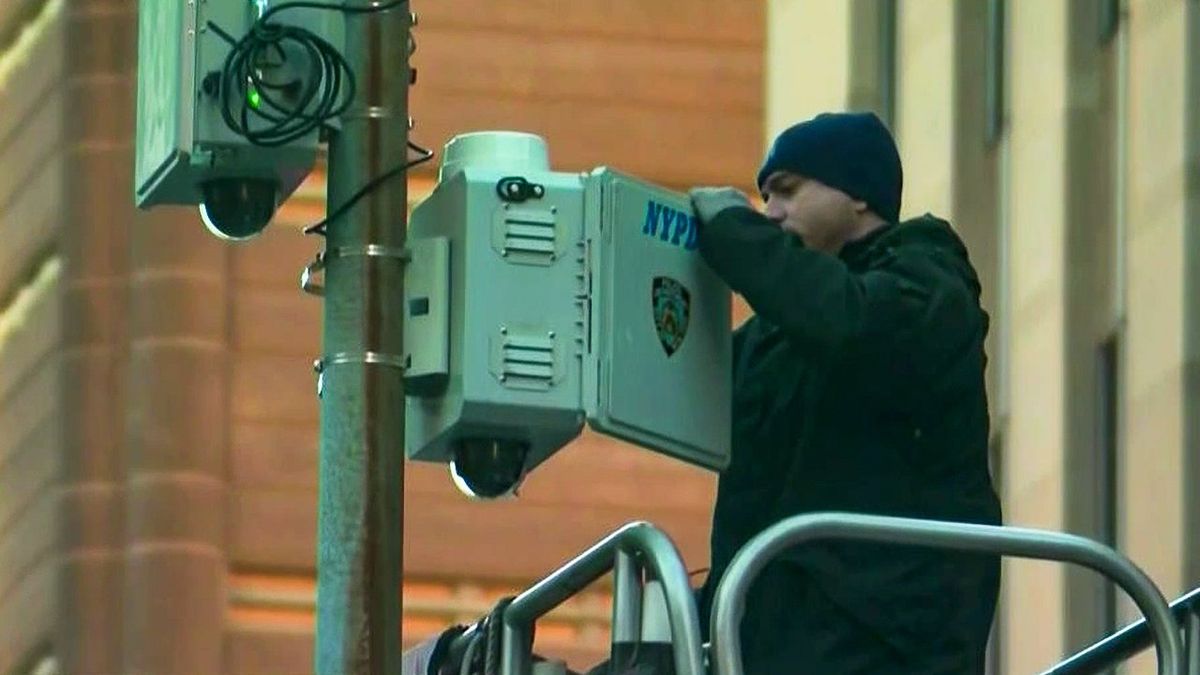 Watch: NYPD secures NYC courthouse ahead of possible Trump arrest