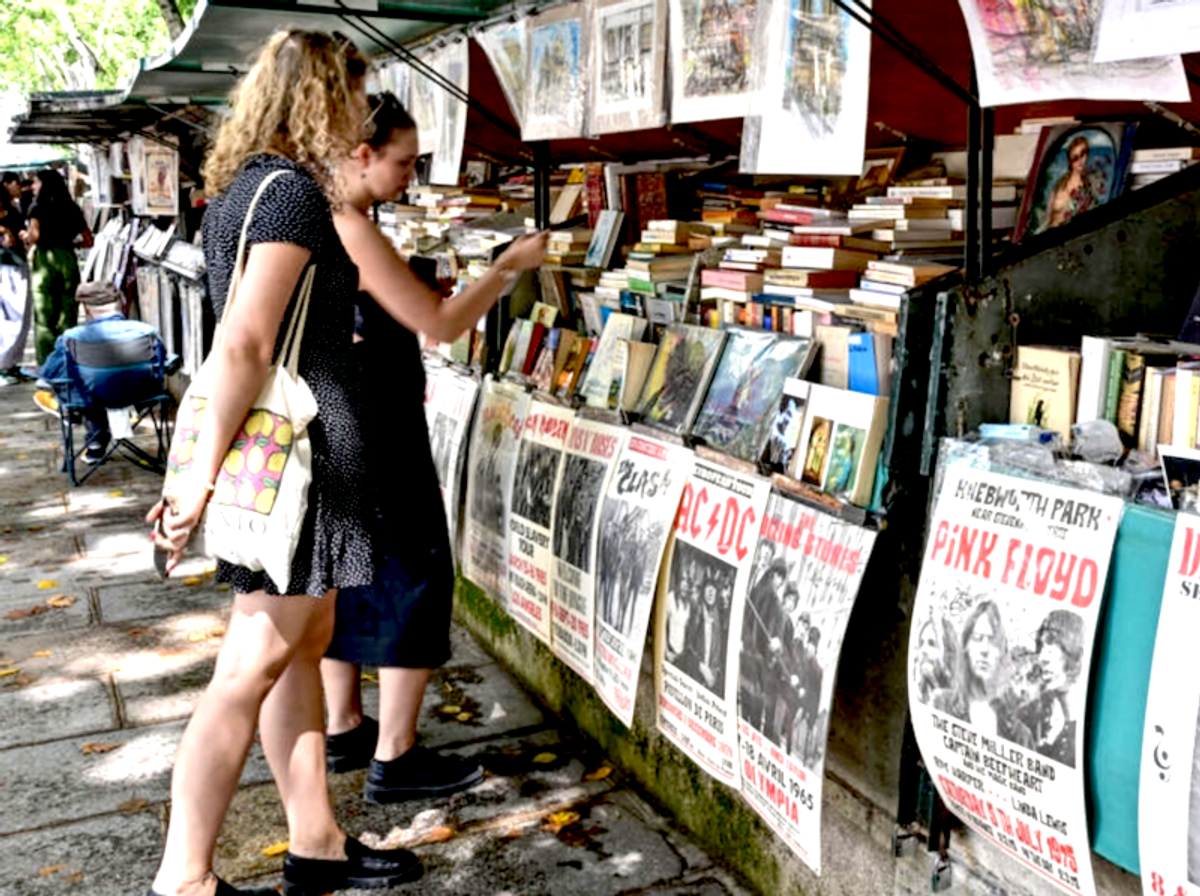 Paris ‘bouquinistes’ resist plans to remove riverside book kiosks for 2024 Olympics