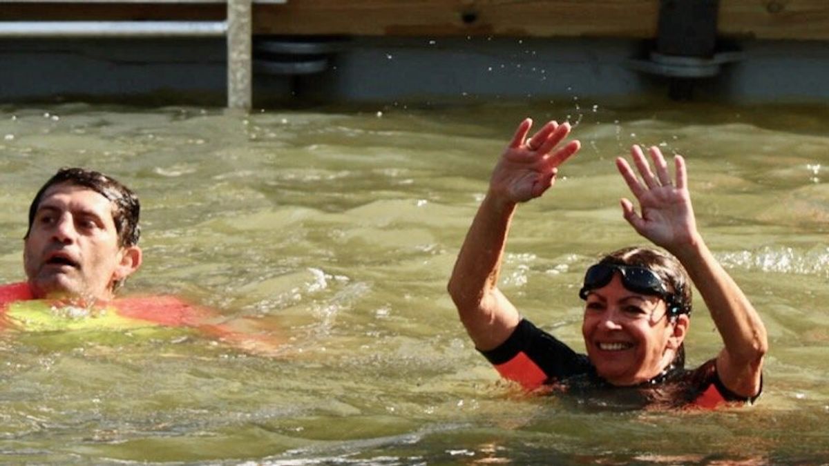Paris mayor takes pre-Olympics dip to prove Seine clean