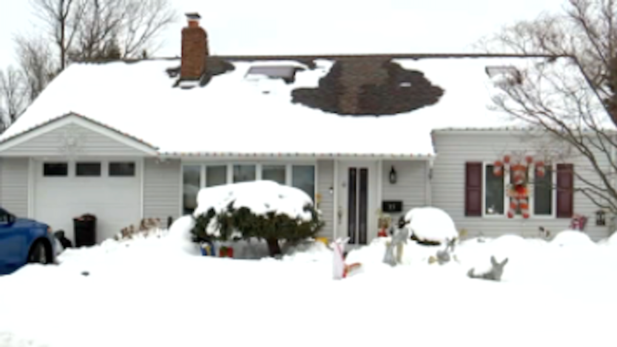 Neighbors furious after woman refuses to take down Christmas lights her dad put up before his COVID-19 death