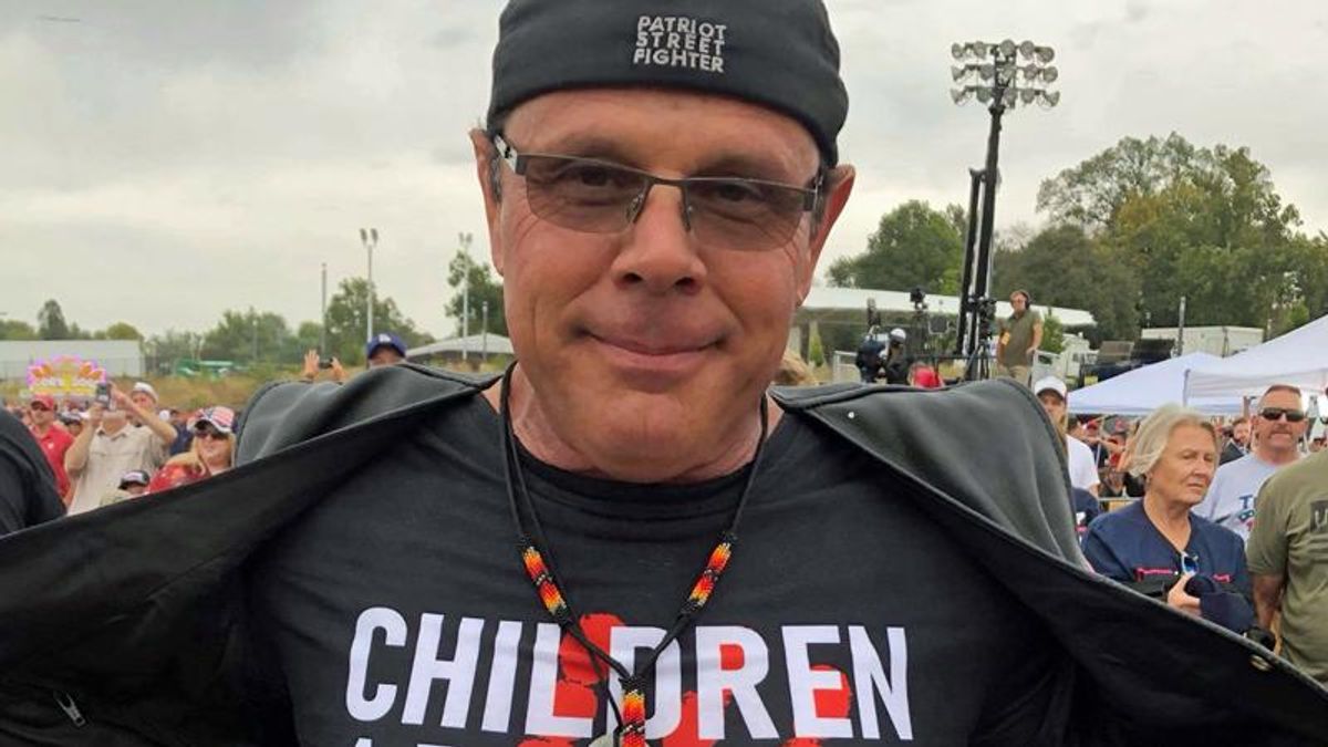 This Tomahawk wielding ‘Patriot Streetfighter’ is terrorizing school board meetings: report
