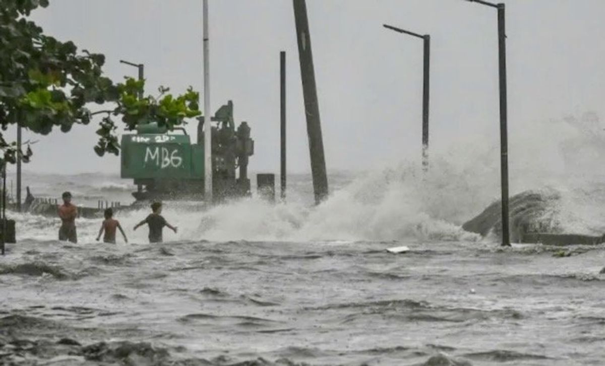 Tropical storm triggers landslides in Philippines, 11 dead