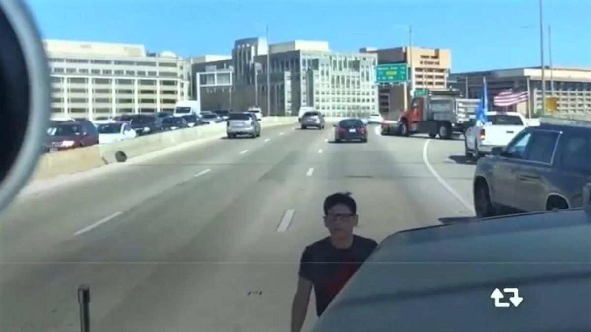 WATCH: People's Convoy trucker threatens to run over Beltway commuter after hitting his car