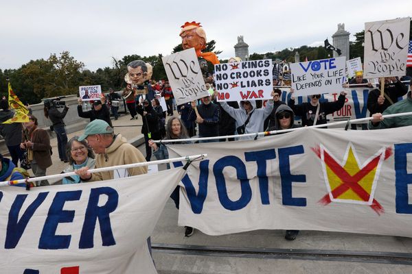 Former GOP stars back No Kings record early-vote bid as Trump’s polling slide deepens
