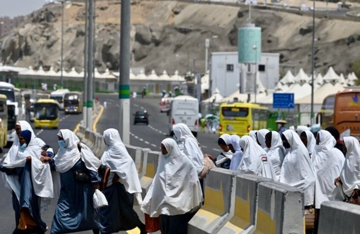 Huge crowds swarm from Mecca for hajj climax