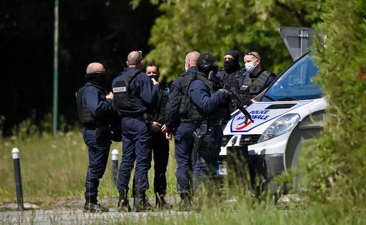 Man attacks French police officer with knife, sparking manhunt near Nantes