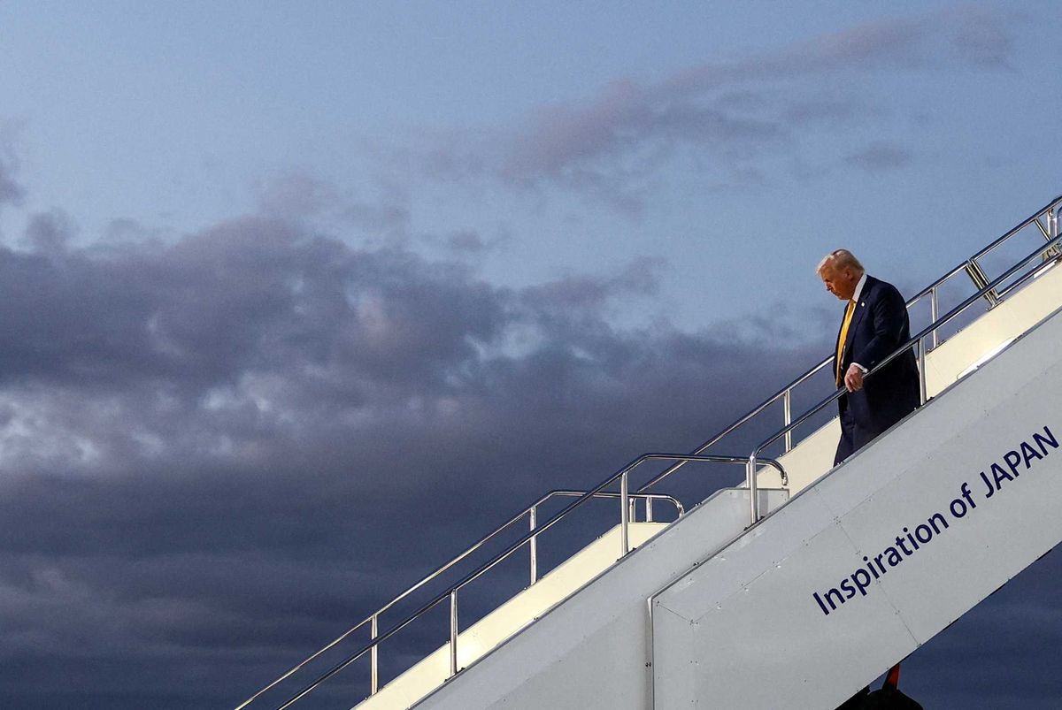 Wobbly Trump just proved he needs an elderly escort — and maybe a chairlift: analyst