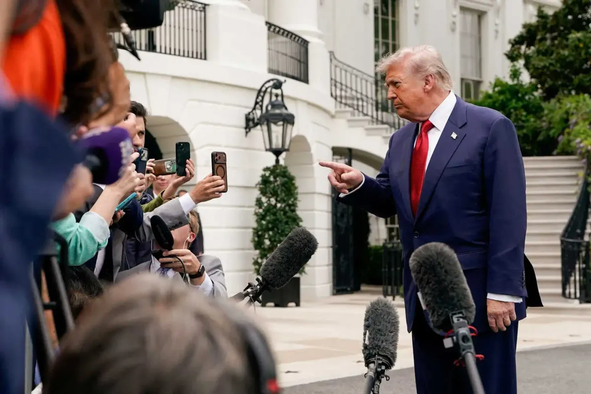 Trump's schedule raises major question about who's running the country: analyst