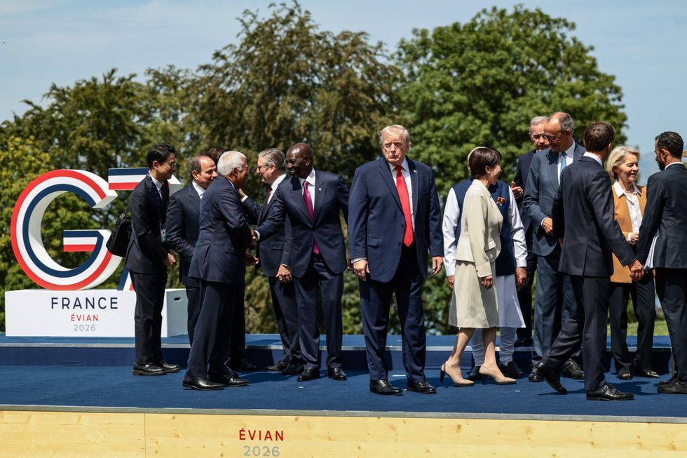 Trump appears disoriented and wandering among world leaders at G7 summit
