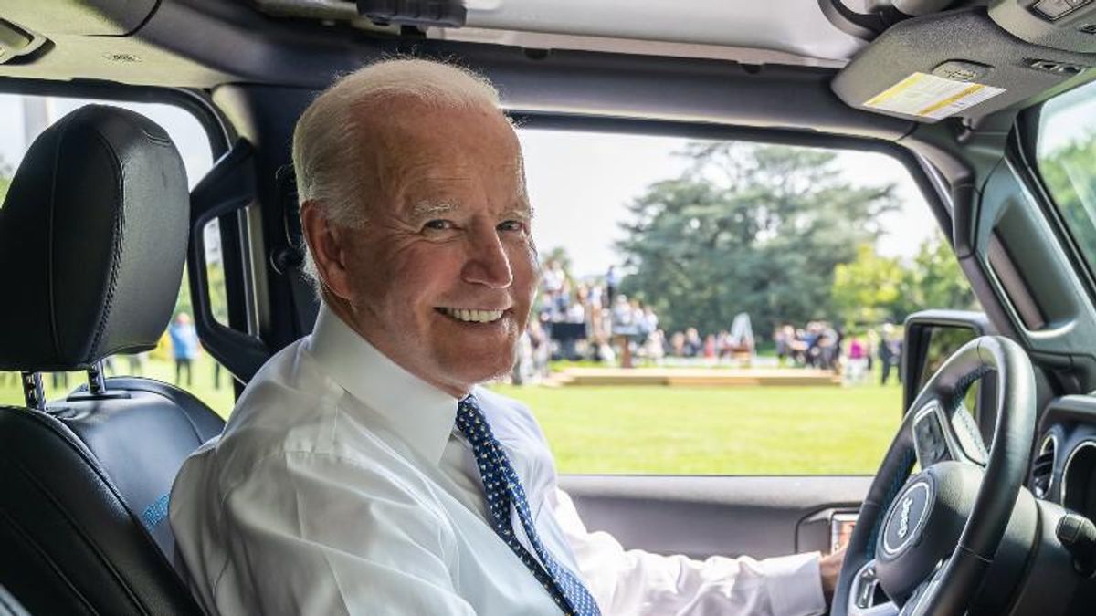 Joe Biden's advanced age is an 'uncomfortable issue for him, his team and his party': NYT