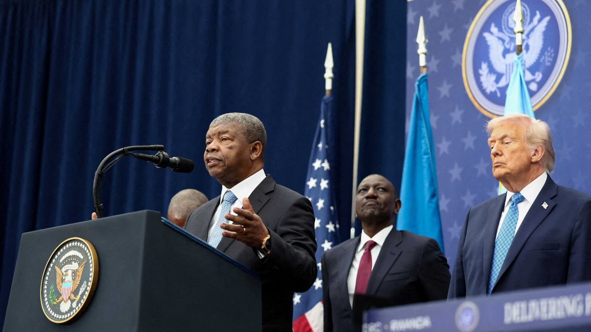 'Grandpa needs a nap': Trump mocked as he can't keep eyes open during peace signing