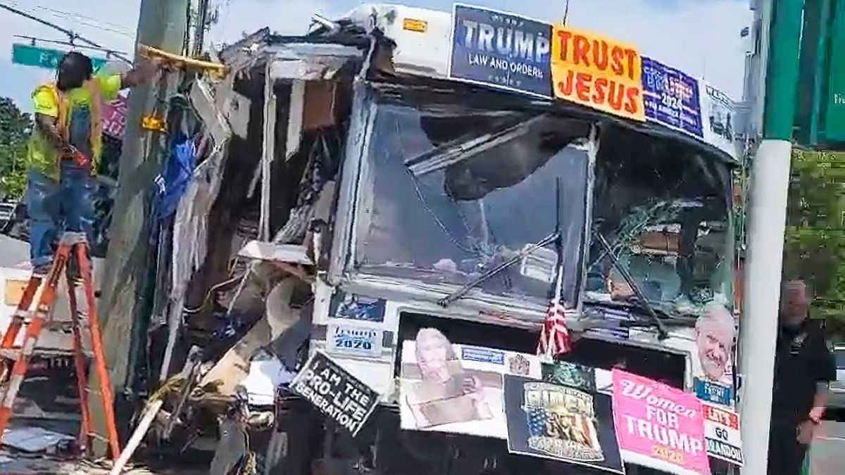 Runaway 'Trust Jesus' bus crashes ahead of Staten Island Trump rally