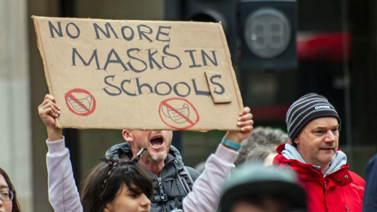 Mother praises daughter who went viral after flipping off anti-mask protesters at her high school