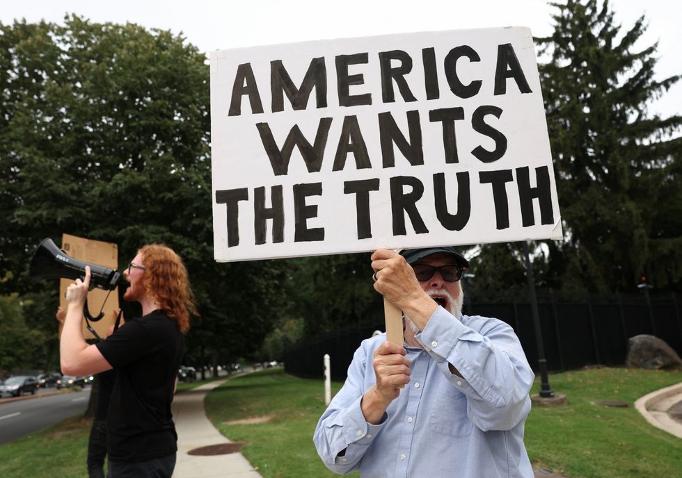 'Het gaat niet weg': Nieuwe data toont aan dat Trumps Epstein-gedoe in zijn gezicht ontploft