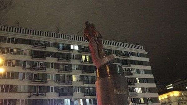'March of a Million' protestors pull down Lenin statues in Kiev