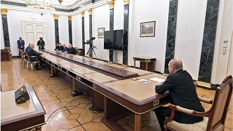 putin's big table photo by Alexey Nikolsky - AFP