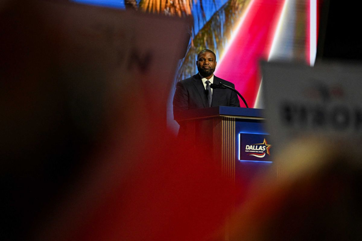 'Speak in English!' MAGA crowd heckles Byron Donalds' running mate for Spanish-only speech