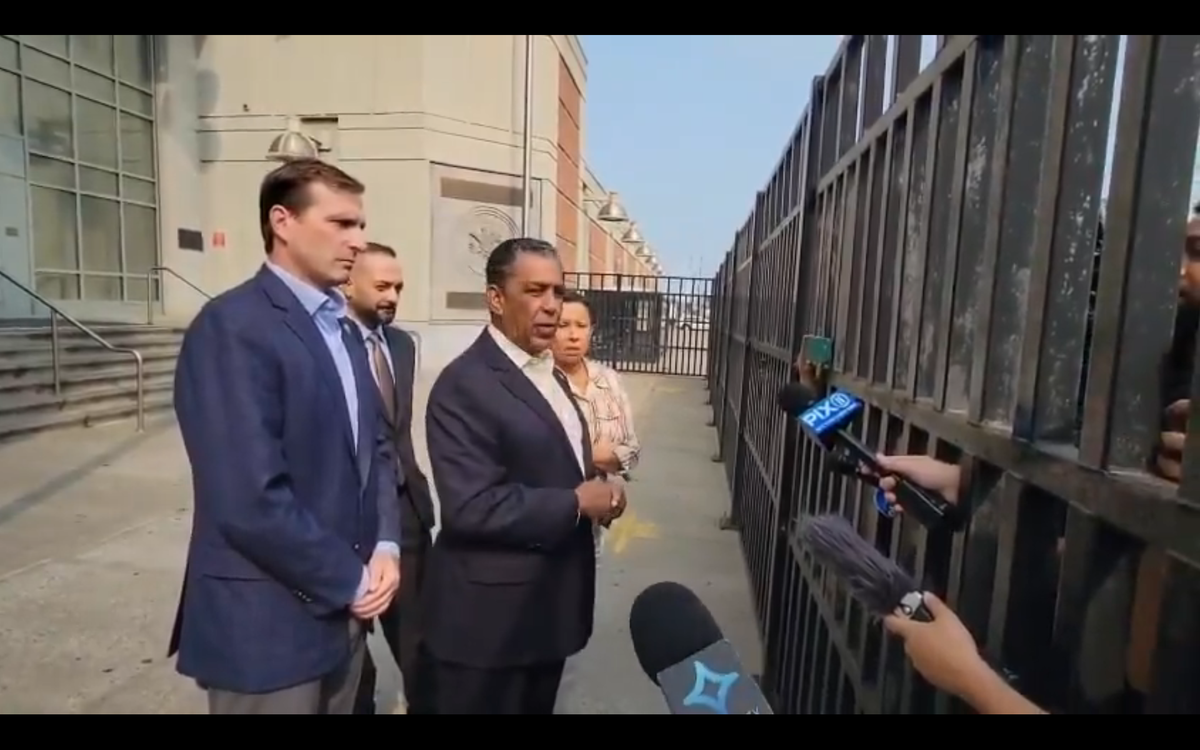 'We've been trapped!' Democratic lawmakers say ICE 'incarcerated' them at detention center