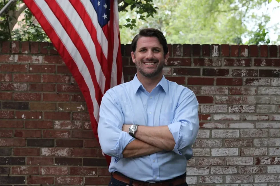 'Can't make this up': Cardboard cutouts used to mock GOP candidate over 'fake family' pics