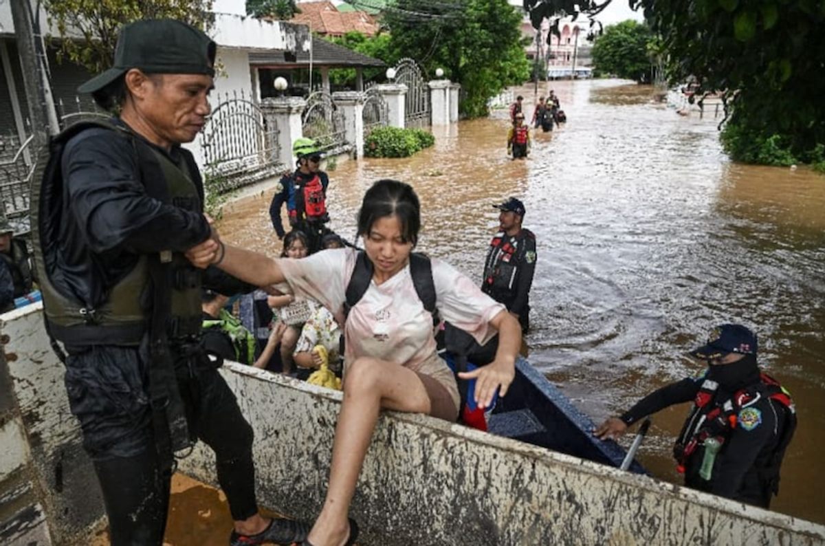 Boats carry terrified children to safety in Thai floods
