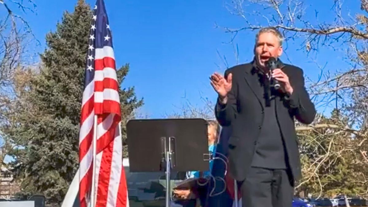 Ex-TV star tells mob rallying outside GOP headquarters to be 'carrying a gun'