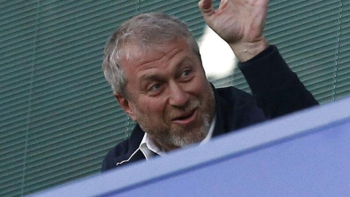Russian oligarch Roman Abramovich and other peace negotiators suffer suspected poisoning symptoms